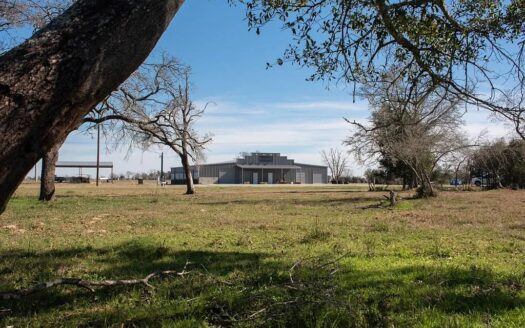 33 Acre Husky Ranch, 2000 sf Indoor Barn w/10 Custom Stalls, 1/1 Qtrs, Veterinary Workspace & Wash Station, 1/1 Guest House
