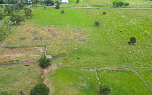 Husky Ranch, 2000 sf Indoor Barn w/10 Custom Stalls, 1/1 Qtrs, Veterinary Workspace & Wash Station, 1/1 Guest House