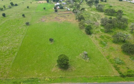 Husky Ranch, 2000 sf Indoor Barn w/10 Custom Stalls, 1/1 Qtrs, Veterinary Workspace & Wash Station, 1/1 Guest House