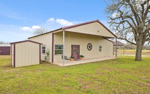 Husky Ranch, 2000 sf Indoor Barn w/10 Custom Stalls, 1/1 Qtrs, Veterinary Workspace & Wash Station, 1/1 Guest House